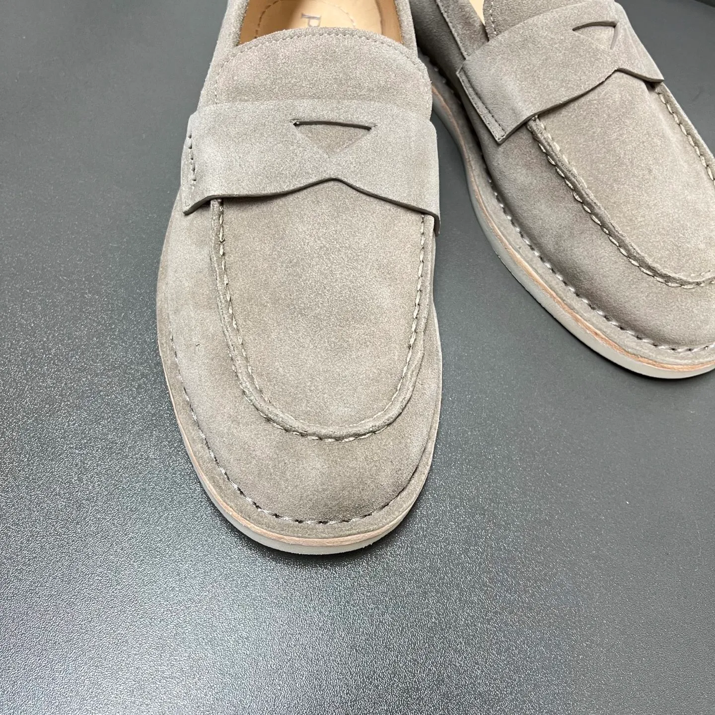 💰840 Prada men’s new suede leather loafers. Made of flocked cow second-layer leather, they combine classic design with handmade details, blending sophistication with casual comfort. Hot-stamped logo on the outside, topstitched seams on the skirt, 1.5cm white rubber sole with leather welt, dyed calfskin lining, silver-labeled cowhide feet, simple and elegant style, comes with a full set of original packaging dust bag! C leather shoe size: 39/40/41/42/43/44 gray welcome to order